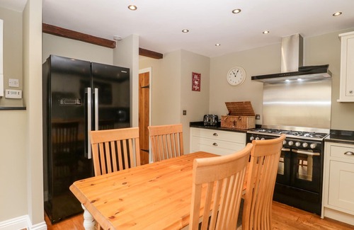 Weston-super-Mare Cottage | SUTHERLAND BARN, pet friendly, character holiday cottage in Hutton