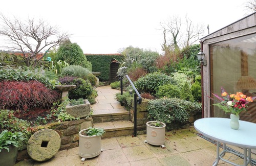 Holymoorside Cottage | SWALLOWS BARN, family friendly, with a garden in Chesterfield
