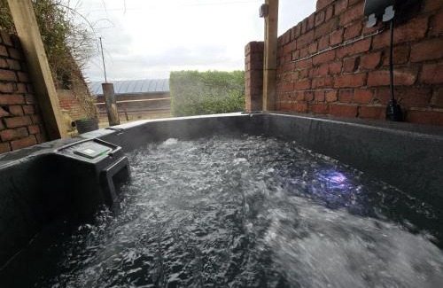 Llanvair Kilgeddin House | Swallows Nest Guest House - With Hot Tub
