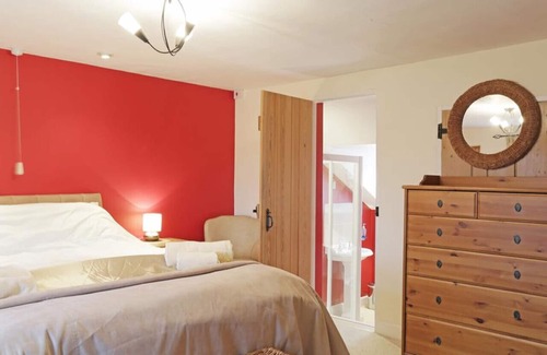 Woodbridge House | Swallows - Three Bedroom Chalet, Sleeps 6