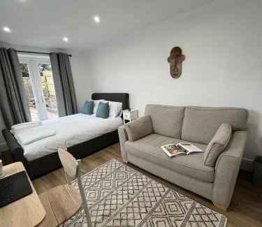 Cyncoed Apartment | Swan Lake Lodge & free parking