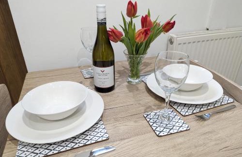 Cyncoed Apartment | Swan Lake Lodge & free parking