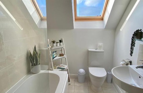 Swanage Apartment | Swanage Holiday Penthouse Apartment, Moments from Beach and Town, On Site Parking, Fast WIFI, Sleeps up to 6, Rated Exceptional