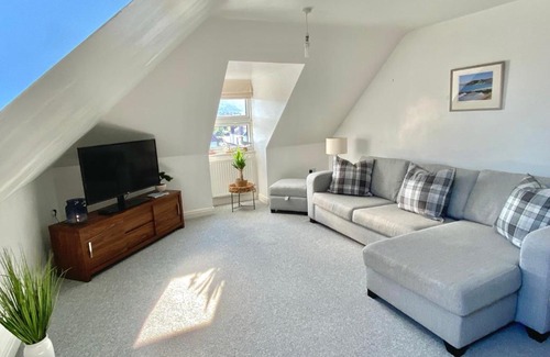 Swanage Apartment | Swanage Holiday Penthouse Apartment, Moments from Beach and Town, On Site Parking, Fast WIFI, Sleeps up to 6, Rated Exceptional