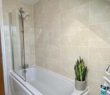 Swanage Apartment | Swanage Holiday Penthouse Apartment, Moments from Beach and Town, On Site Parking, Fast WIFI, Sleeps up to 6, Rated Exceptional