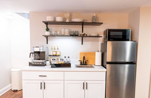 Downtown Baltimore Apartment | Swanky Basement Apartment w/ Free Off-Street Parking