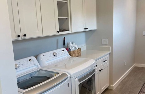 Windsor House | Swanky Cottage Perfect for 1 to 2 Guests