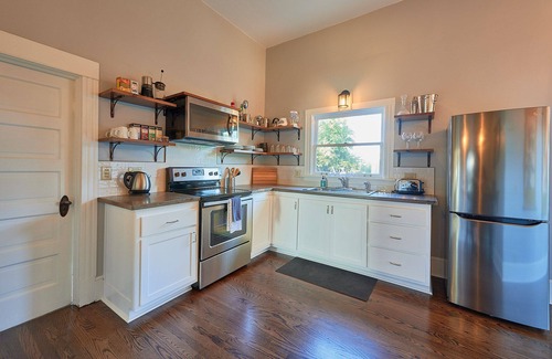 Carlton House | Swanky Historic Farmhouse in Downtown Carlton