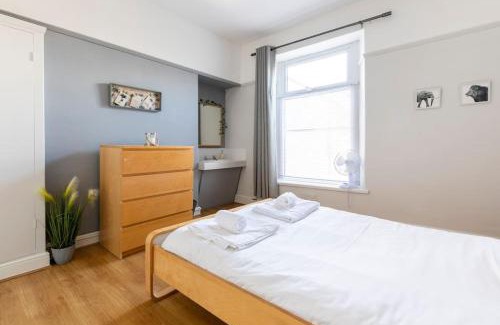 Uplands House | Swansea Beach Townhouse - 350 yard from the beach!