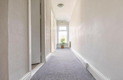 Uplands House | Swansea Beach Townhouse - 350 yard from the beach!