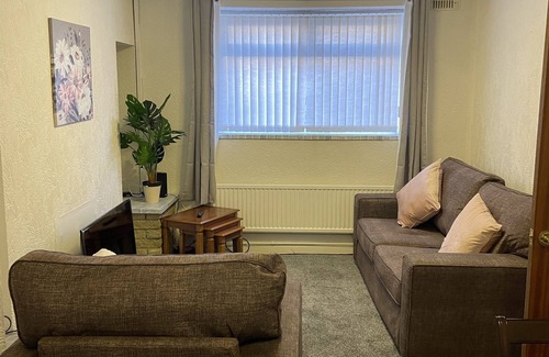 St. Thomas House | Swansea cosy stay- 5 mins walk to city centre and 10mins to the beach