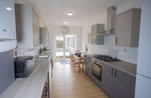 Castle House | Swansea Modern 4 Bedroom Beach Home with Parking