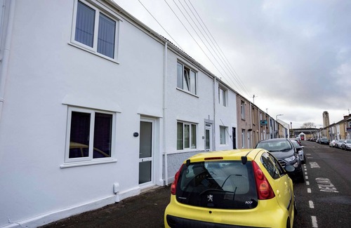 Castle House | Swansea Modern 4 Bedroom Beach Home with Parking