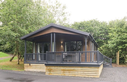 Allithwaite Cabin | SWARDALE, pet friendly, with hot tub in Cartmel