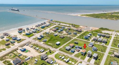 Surfside Beach House | Sweet Caroline by the Coast - Short Walk to the Beach or Jetty Park