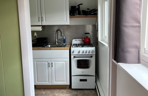 Saugerties Cottage | Sweet cottage on land with a creek - Now 50% off month-long rentals.