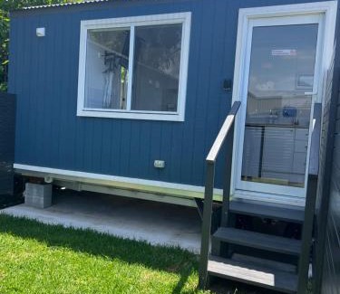 Wollongong Ski Chalet | Sweet Cute blue tiny home with Pool and 2 minute drive to the beach