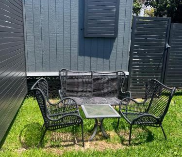 Wollongong Ski Chalet | Sweet Cute blue tiny home with Pool and 2 minute drive to the beach
