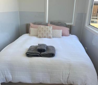 Wollongong Ski Chalet | Sweet Cute blue tiny home with Pool and 2 minute drive to the beach