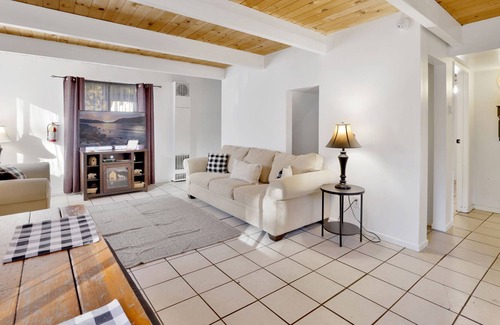 Sugarloaf Ski Chalet | Sweet Maple Cabin- Relaxing Sugarloaf Retreat