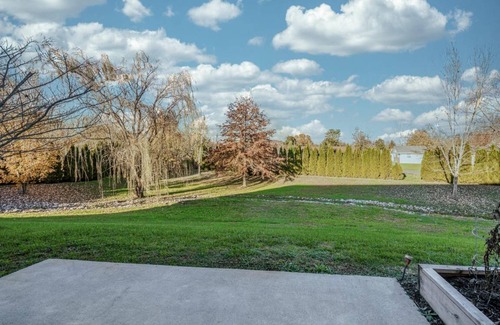 Pigeon Forge House | Sweet Pea Cottage: Updated furnishings, arcade game, HOA Community Outdoor Pool!