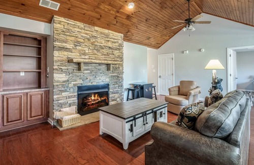 Pigeon Forge Cottage | Sweet Pea Cottage Updated furnishings arcade game HOA Community Outdoor Pool