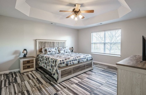 Pigeon Forge Cottage | Sweet Pea Cottage Updated furnishings arcade game HOA Community Outdoor Pool