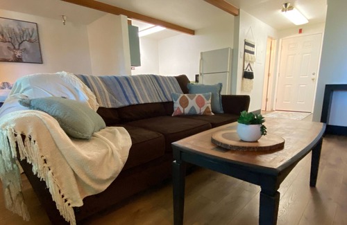 Midtown Anchorage Apartment | Sweet studio apartment with easy access to restaurants and highway