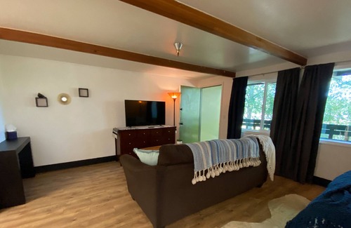 Midtown Anchorage Apartment | Sweet studio apartment with easy access to restaurants and highway