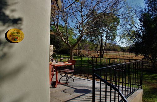 Muldersdrift House | Sweet Thorn Tree Spacious Cottage for 2 People With Great Terrace!
