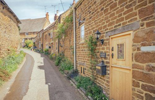Sibford Gower Apartment | Sweetheart Cottage - Cosy 2 Bed in The Cotswolds!