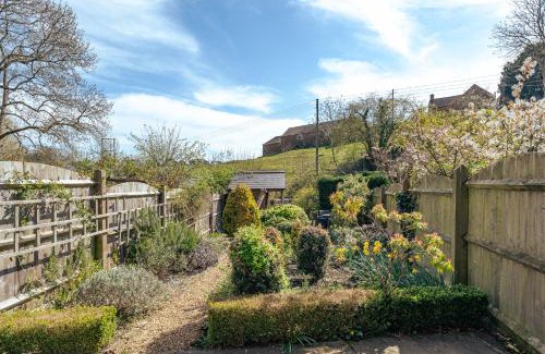 Sibford Gower Apartment | Sweetheart Cottage - Cosy 2 Bed in The Cotswolds!