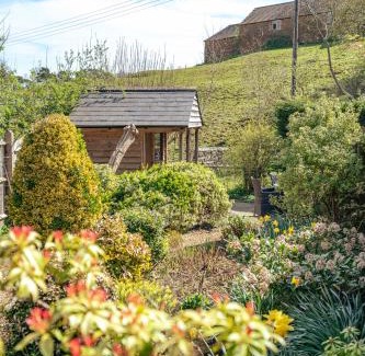 Sibford Gower Apartment | Sweetheart Cottage - Cosy 2 Bed in The Cotswolds!