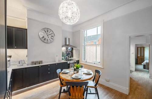 Norwich Apartment | Swift Host | Beautiful 1 bed with Parking