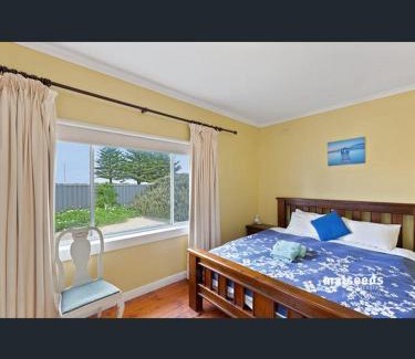 MacDonnell House | Swim at your front door