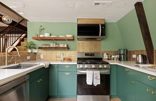 Summit Estates House | Swiss Bliss+5 Min Walk 2 Summit + Ski Slope Views