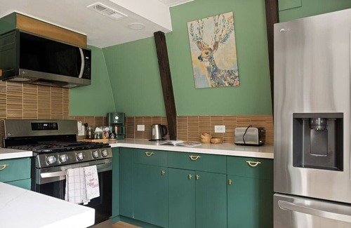 Summit Estates House | Swiss Bliss+5 Min Walk 2 Summit + Ski Slope Views