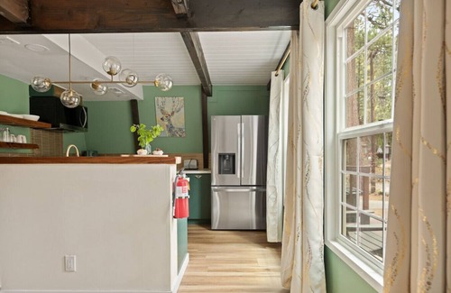 Summit Estates House | Swiss Bliss+5 Min Walk 2 Summit + Ski Slope Views