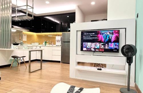 Seri Kembangan Apartment | Symphony Tower - Studio, High Floor, Self Check in, Free Parking, Free Netflix, 200mbps WIFI WIFI