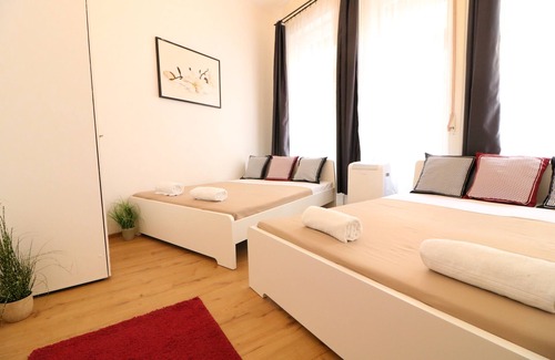 Erzsebetvaros Apartment | Synagogue View & Neighborhood
