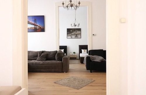 Erzsebetvaros Apartment | Synagogue View & Neighborhood