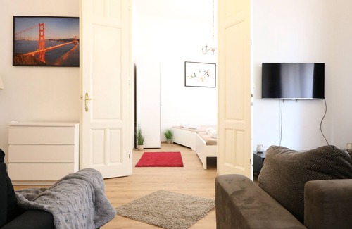 Erzsebetvaros Apartment | Synagogue View & Neighborhood