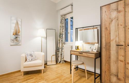 Plaka House | Syntagma private sweet safe double rooms with shared bathroom