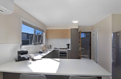 Jindabyne Apartment | T-Bar on Twynam - Modern 2BR Apartment l WiFi l Netflix l BBQ l Smart TV l Air-Con