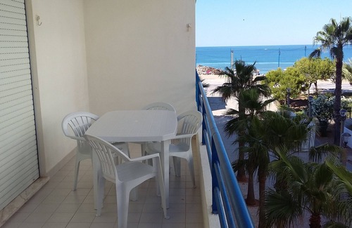 Cavacos Apartment | T1 with pool and parking, sea view and wi-fi, in front of the beach of Quarteir