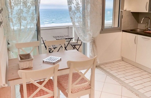 La Cote Radieuse Apartment | T2 standing 4 * crossing 44m2 on the beach (20m) 4 pers 1 bedroom, 7 Etg, free WIFI