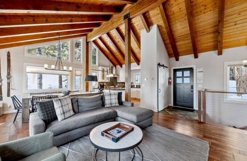 Kingswood Estates Cabin | Tahoe Treehouse: Hot Tub, New Remodel, 3 King Beds, 2 En Suites, EV Charger