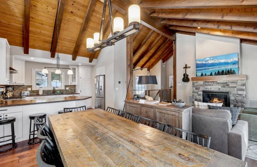 Kingswood Estates Cabin | Tahoe Treehouse: Hot Tub, New Remodel, 3 King Beds, 2 En Suites, EV Charger