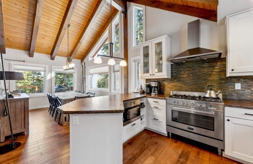 Kingswood Estates Cabin | Tahoe Treehouse: Hot Tub, New Remodel, 3 King Beds, 2 En Suites, EV Charger