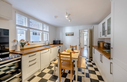 Southwold House | Tall Cottage - Six Bedroom House, Sleeps 10